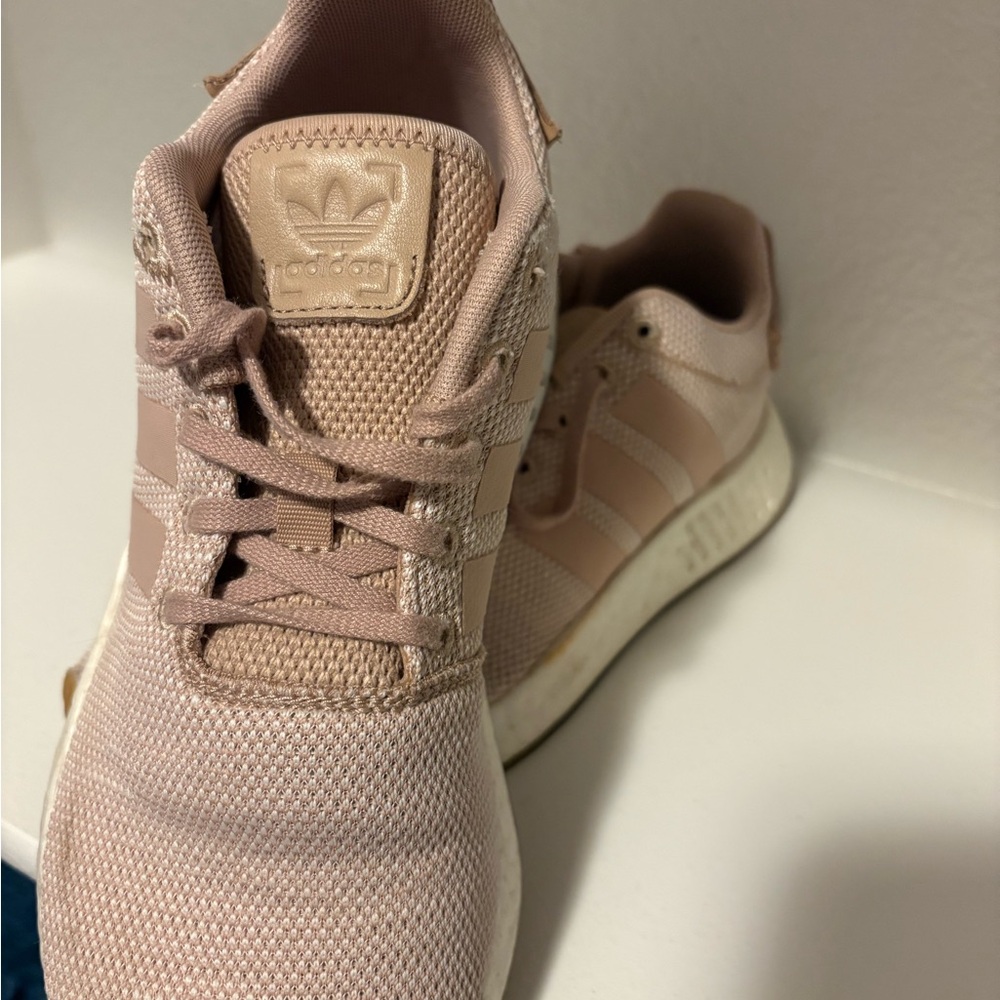 Adidas NMD R2 Running Shoes Sneakers Womens Blush Pink Low Top Size 8‎ - Picture 2 of 5